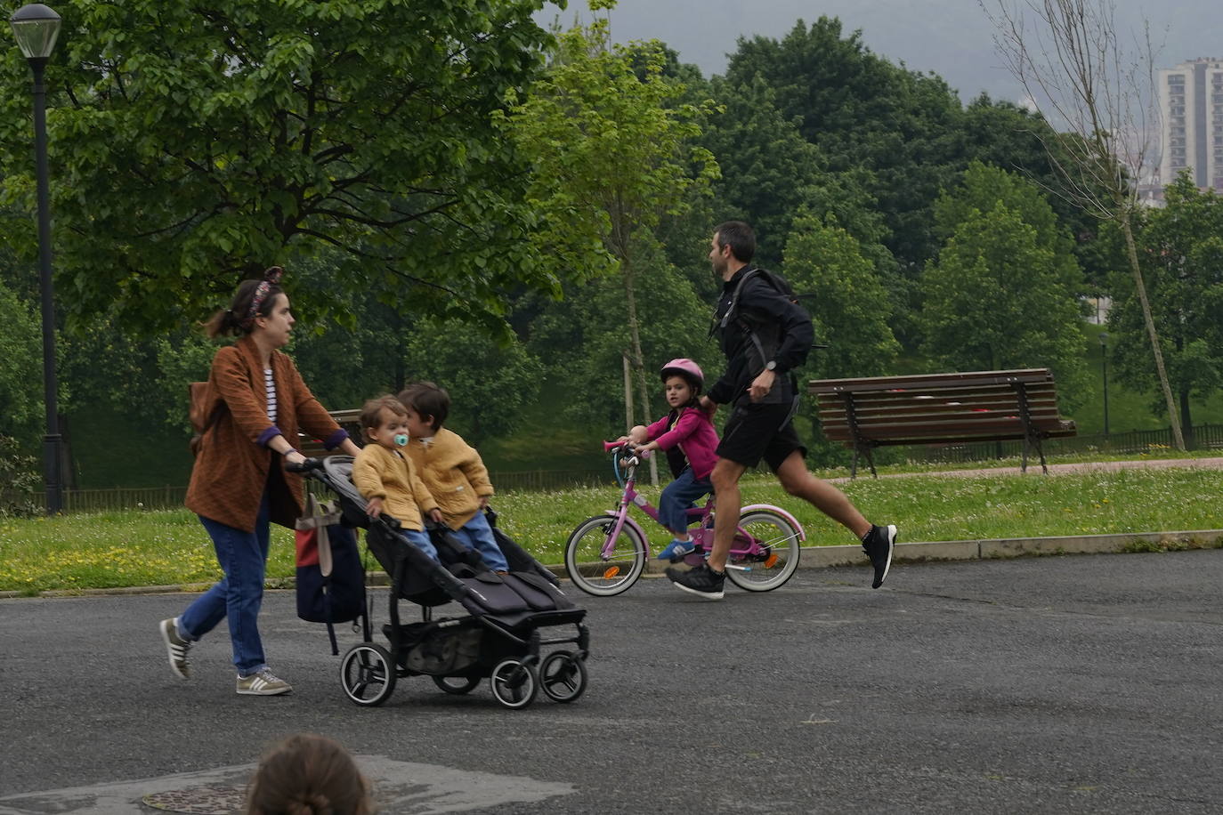 Algunos padres aprovecharon para hacer ejercicio en el parque de Etxebarria.