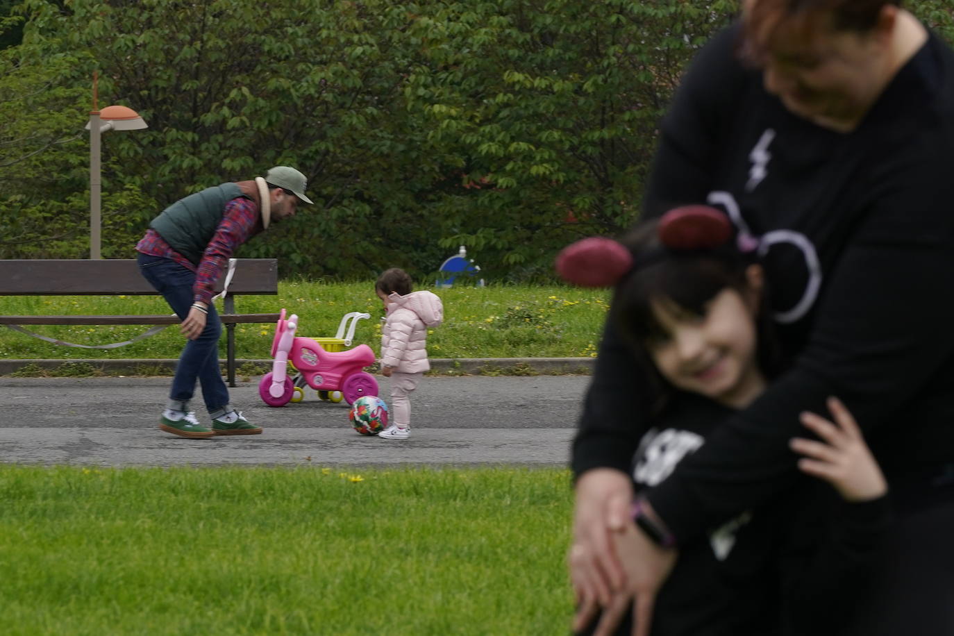 Abrazos y también dudas entre la pelota y el triciclo.