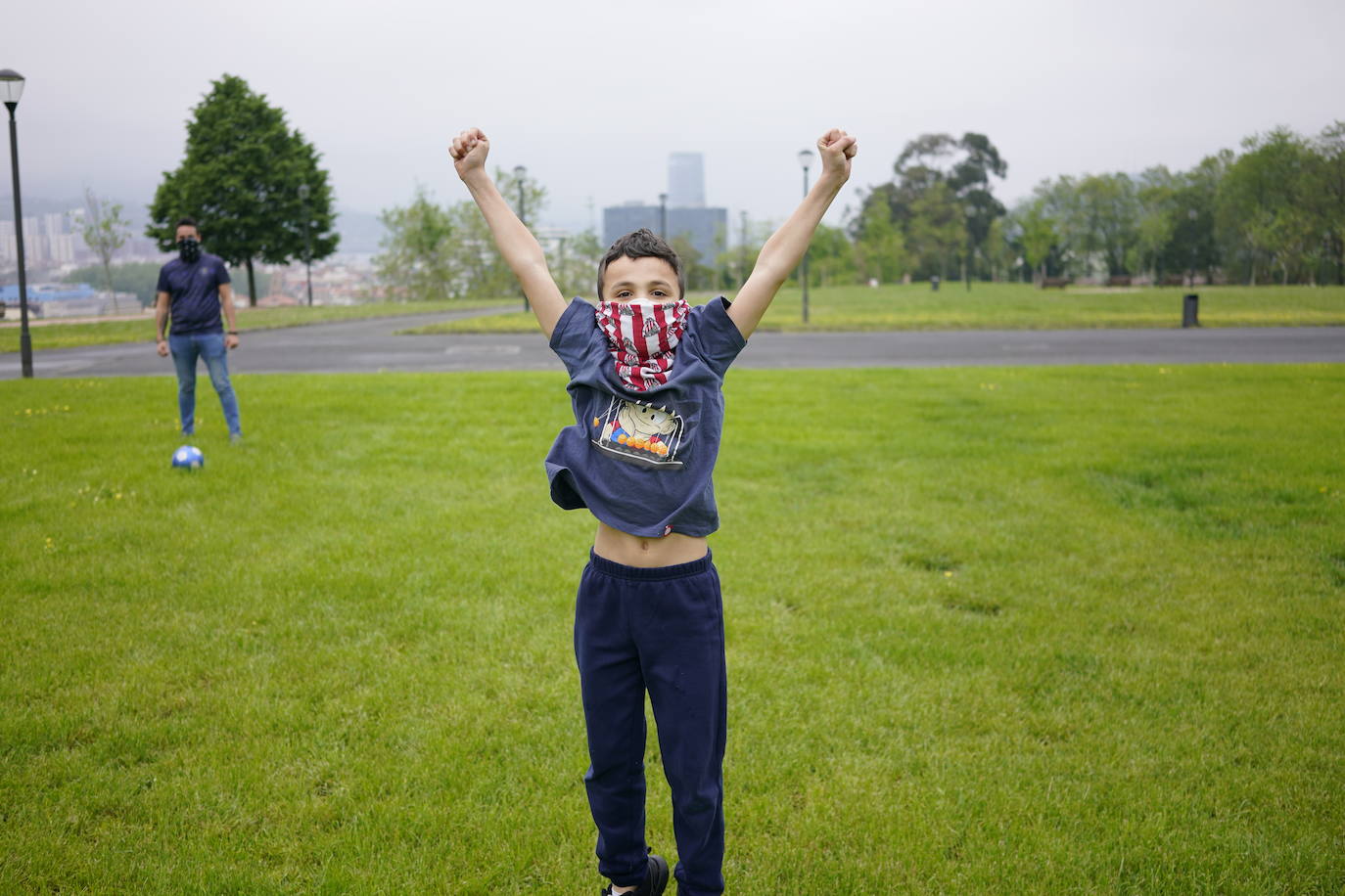 Lander, con un buff del Athletic a modo de mascarilla, celebra su 'libertad' en el parque de Etxebarria