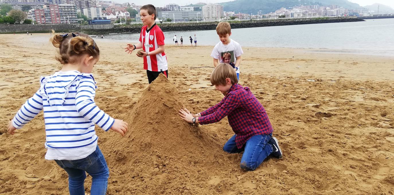 Algunos niños hicieron castillos de arena en Las Arenas.