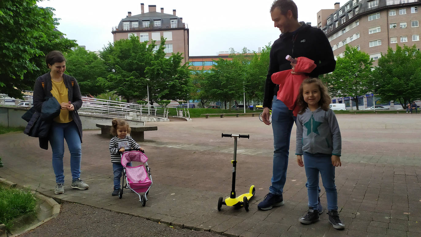 Marina y Diego, con sus hijos Candela y Vera.
