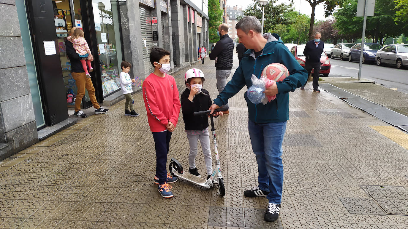 Balón, monopatín... Y mascarilla para evitar cualquier tipo de riesgo de contagio en Miribilla. 
