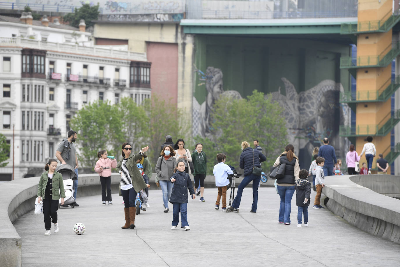 El Guggenheim y el puente de La Salve se animaron con la salida de los más pequeños.