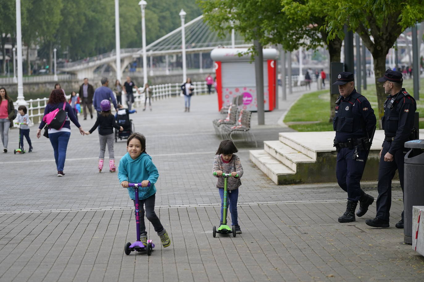 Los patinetes, en Uribitarte de Bilbao.