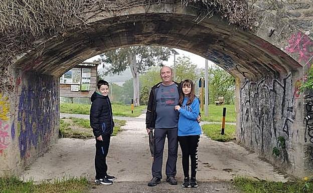 Iñaki Arizmendi, con sus hijos Eneko y Nerea, en su primera salida a la calle en el confinamiento. 