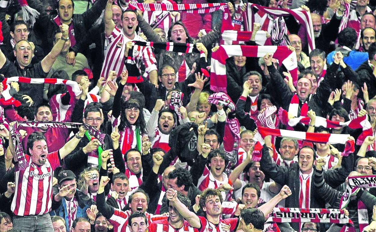 Apoteosis. Jugadores del Athletic y la grada festejan el gol de Llorente que luego dio el pase a la final de la UEL .