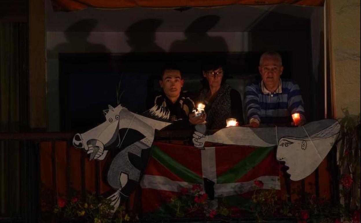 Los vecinos de Gernika han salido a los balcones y ventanas con velas encendidas en honor a las víctimas del bombardeo.
