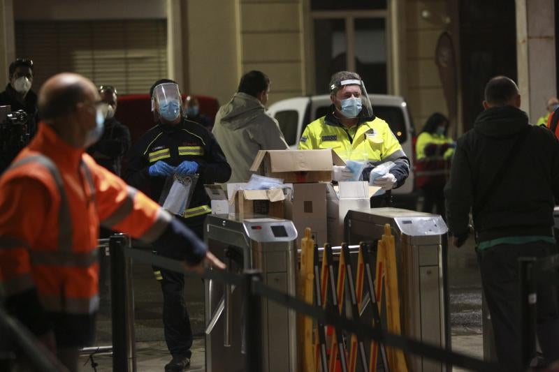 Fotos: Un millar de trabajadores pone hoy otra vez en marcha la maquinaria industrial de Mercedes