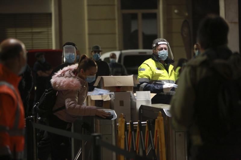 Fotos: Un millar de trabajadores pone hoy otra vez en marcha la maquinaria industrial de Mercedes