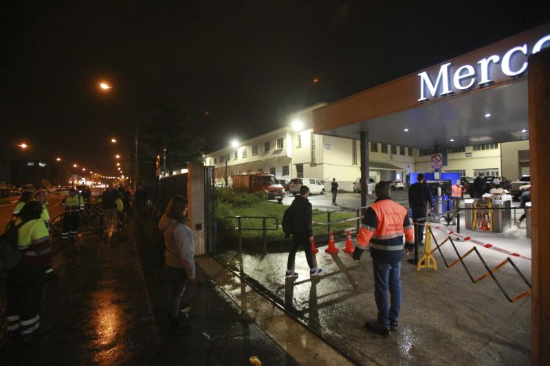 Fotos: Un millar de trabajadores pone hoy otra vez en marcha la maquinaria industrial de Mercedes