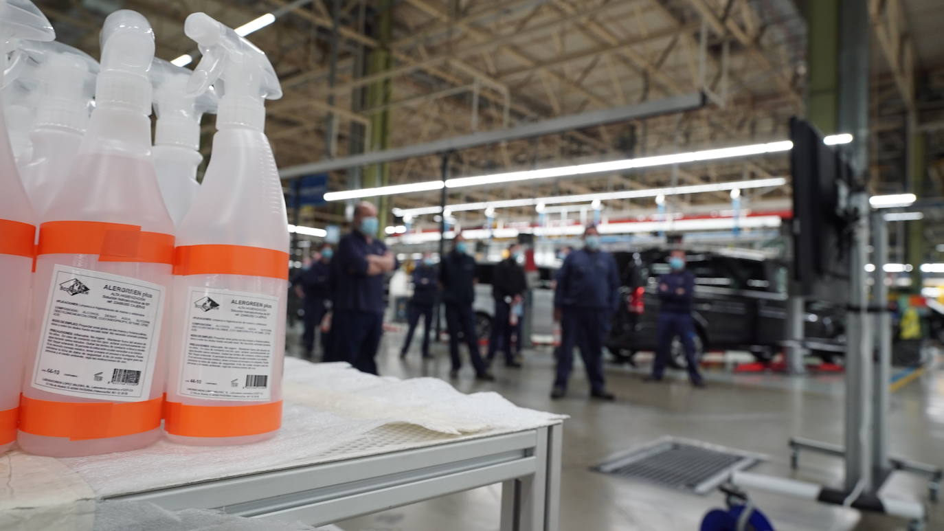 Fotos: Un millar de trabajadores pone hoy otra vez en marcha la maquinaria industrial de Mercedes