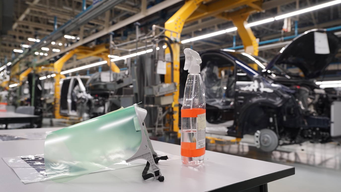 Fotos: Un millar de trabajadores pone hoy otra vez en marcha la maquinaria industrial de Mercedes