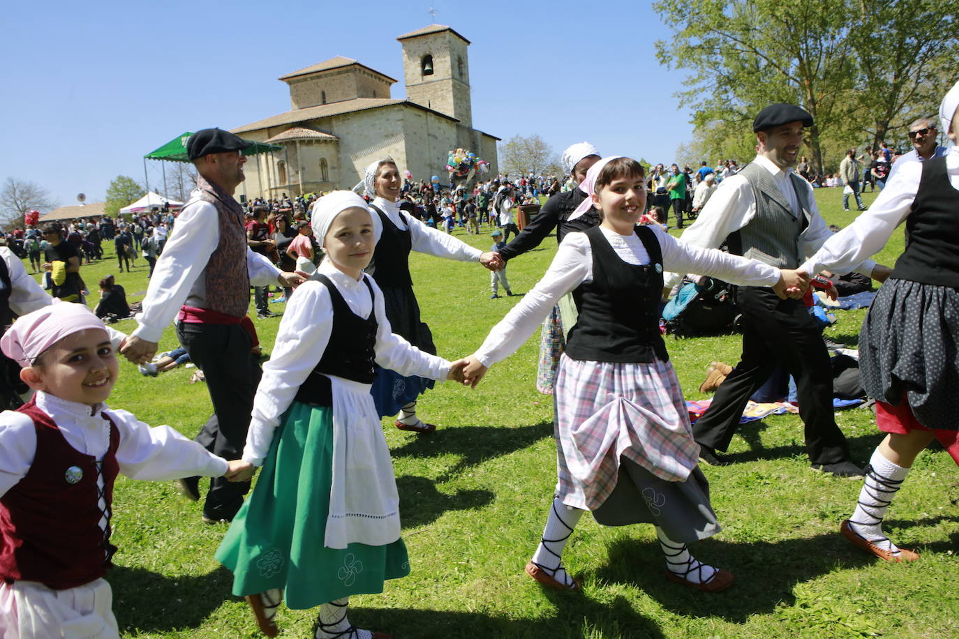 Niños y mayores ataviados con los trájes típicos aprovechaban el año pasado, y los anteriores, para bailar al son de la música tradicional. 