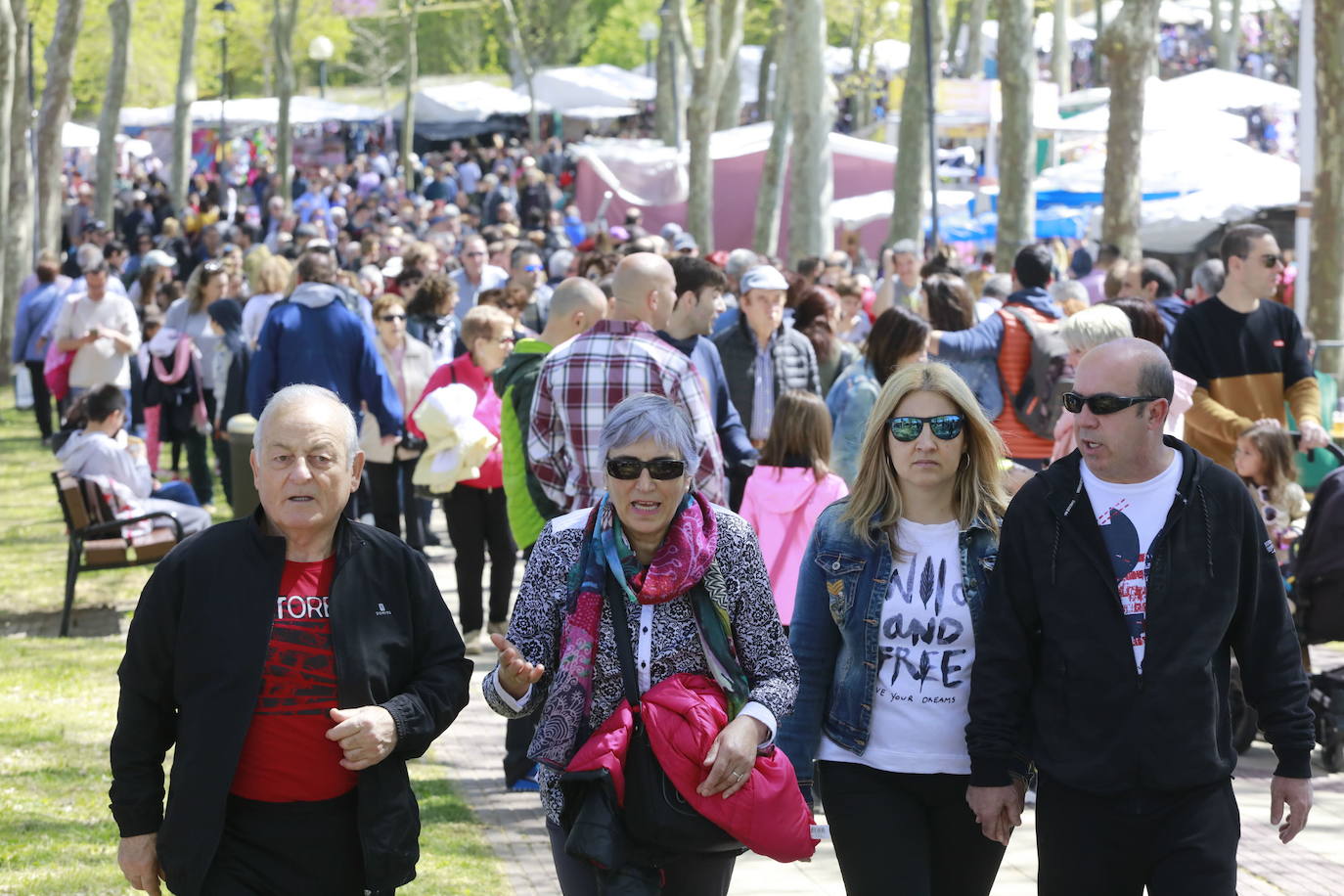 El Paseo de San Prudencio registraba el año pasado imágenes como esta. Todos a buen paso de camino a Armentia. 