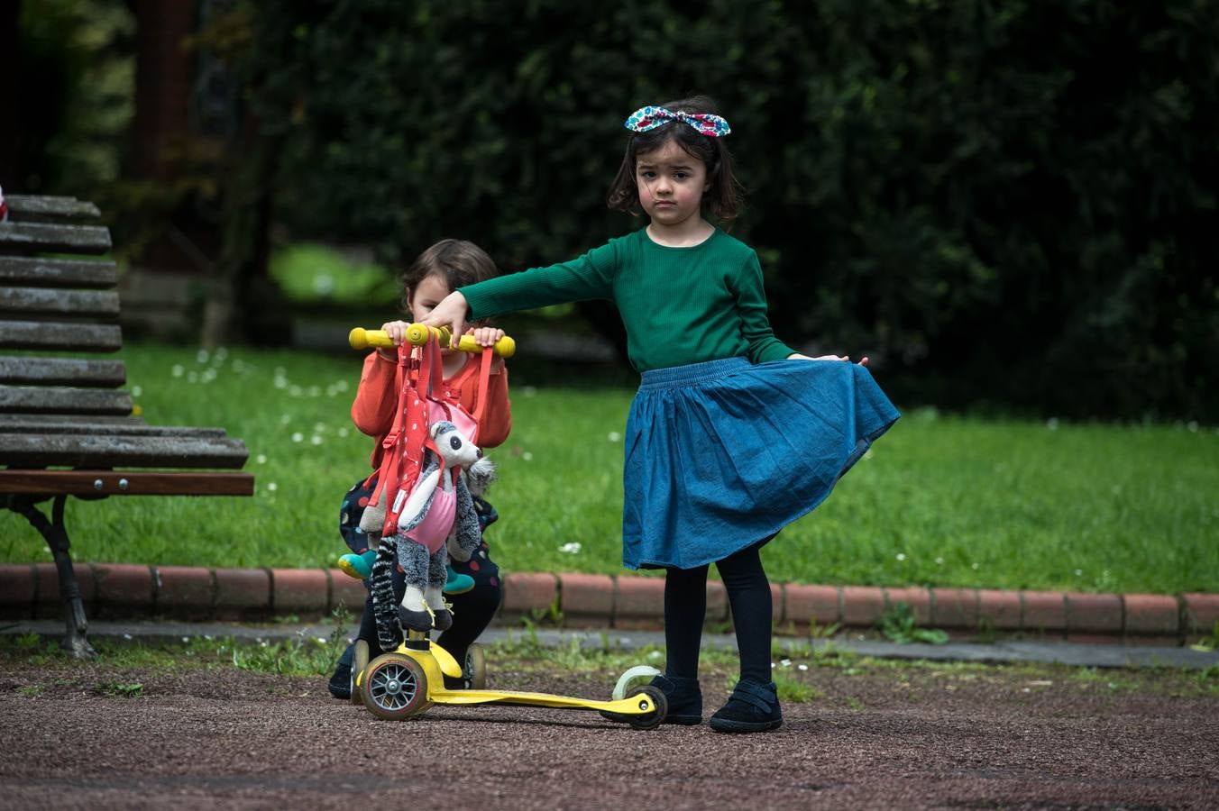 Estas dos hermanas comparten patinete.