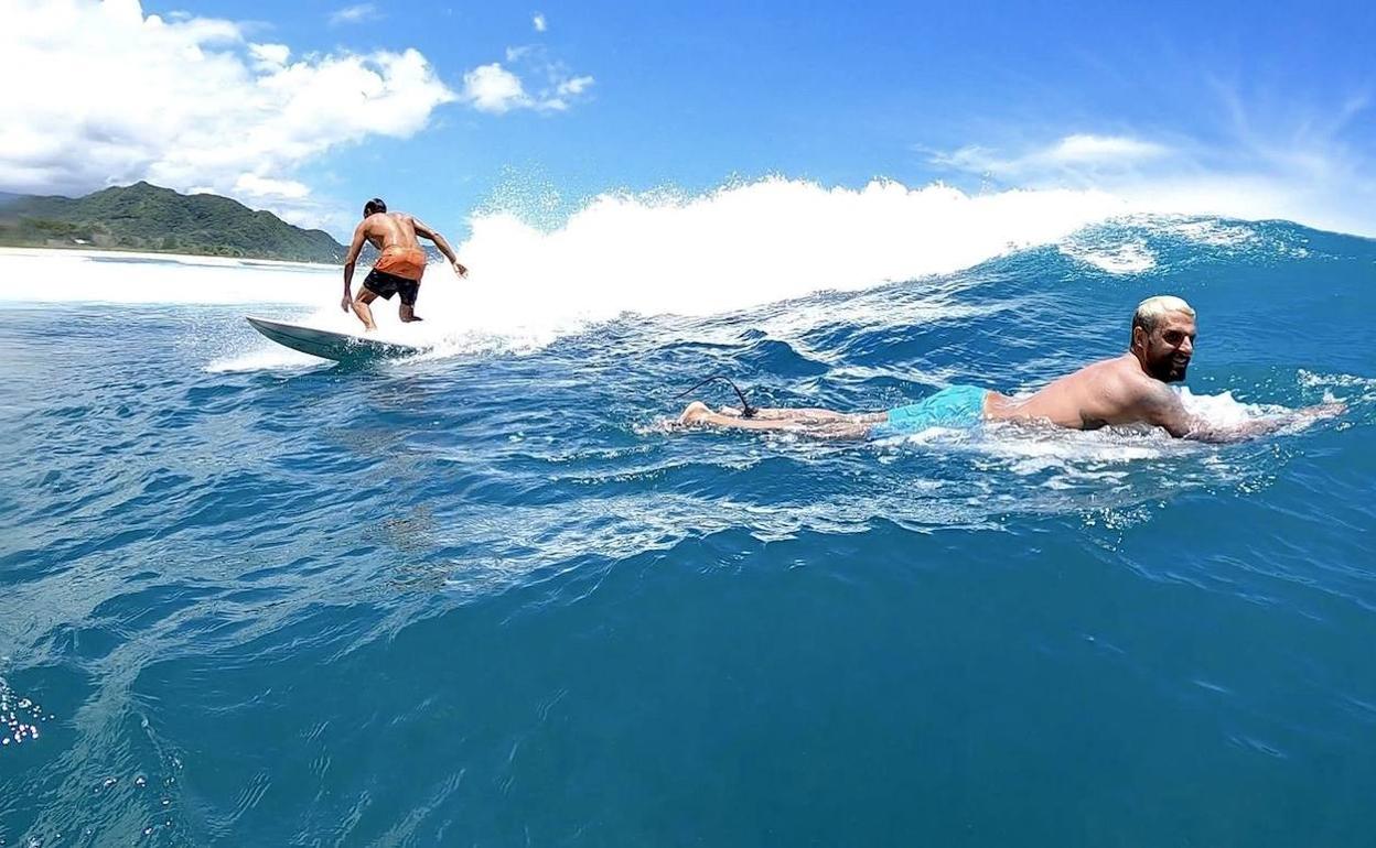 Iñigo, en plena sesión de olas en la costa balinesa. 