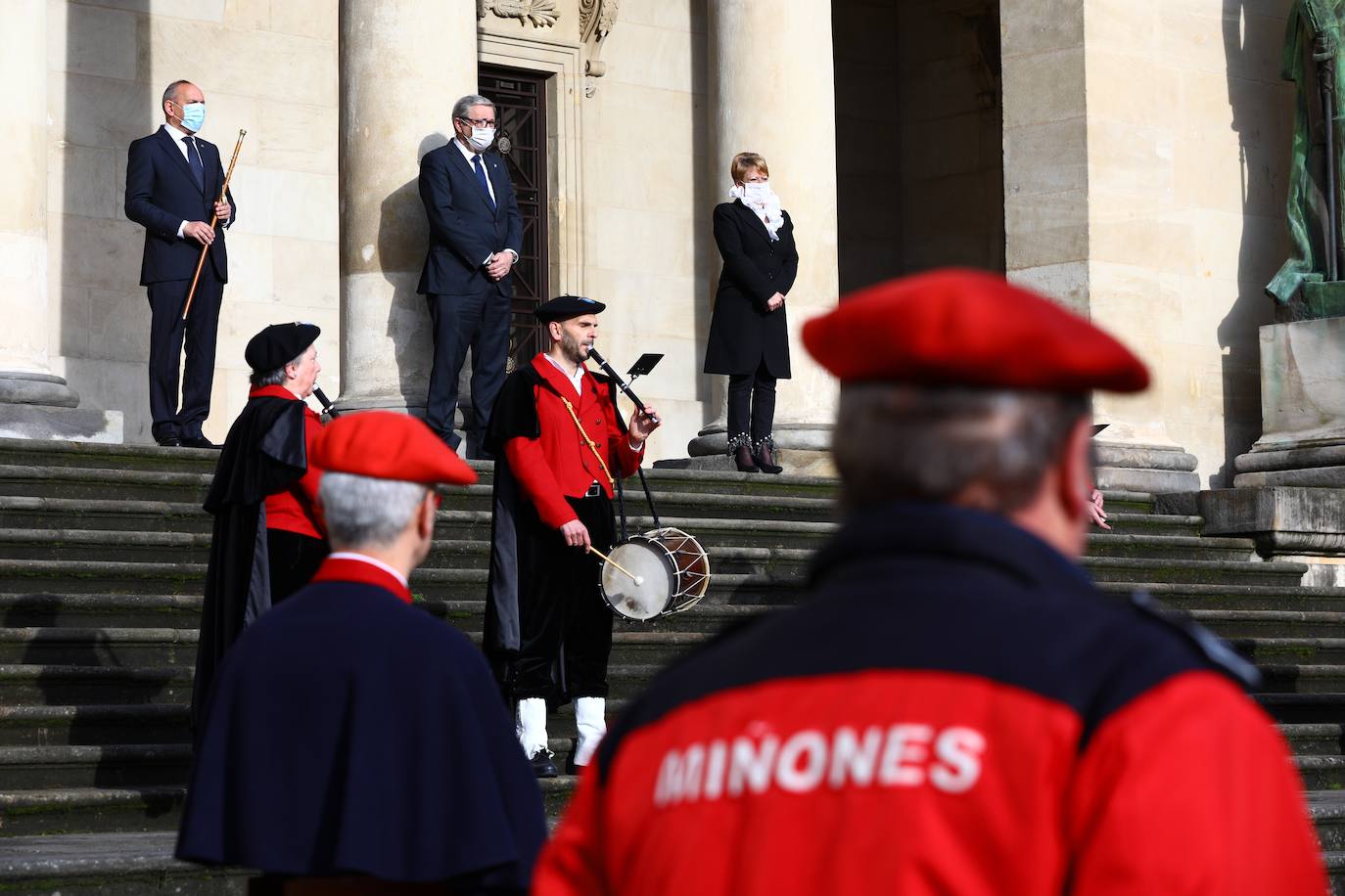 Fotos: Izado de la bandera de Álava