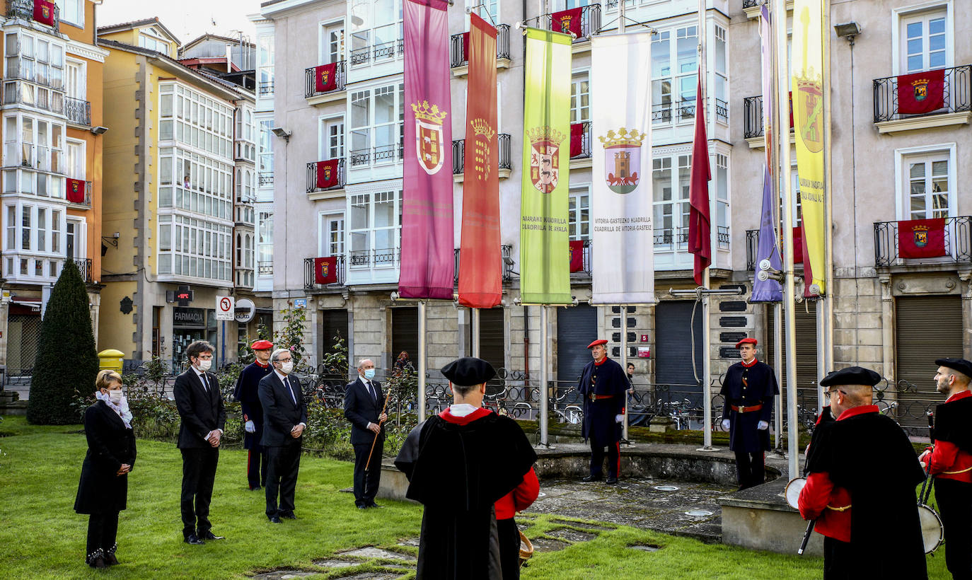 Fotos: Izado de la bandera de Álava
