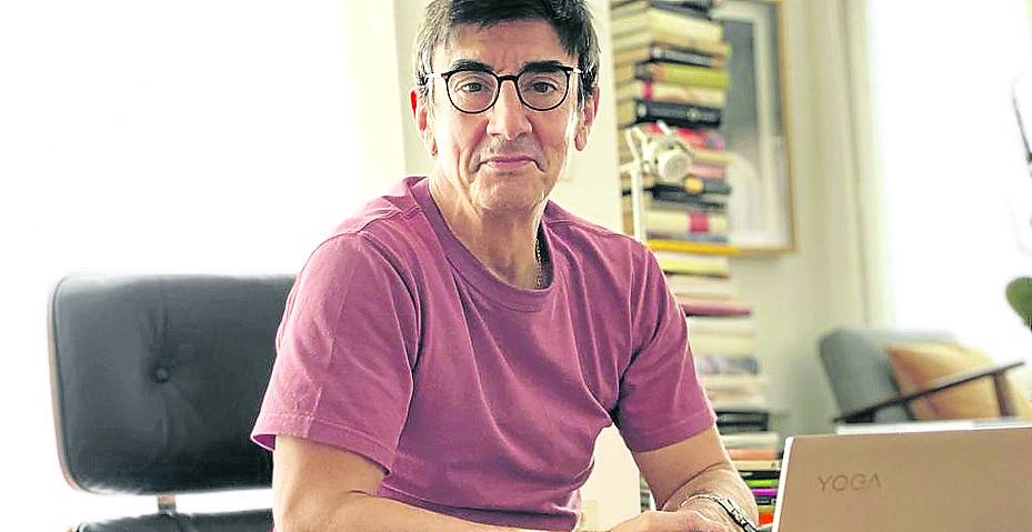 Javier Zorrilla está conectado gran parte del día al ordenador.