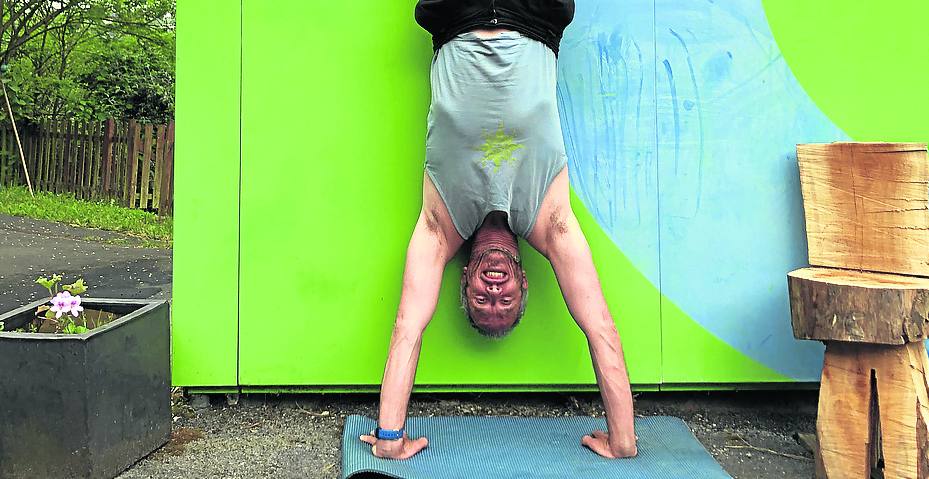 Gaizka Aseguinolaza ha aprendido estos días a hacer el pino.