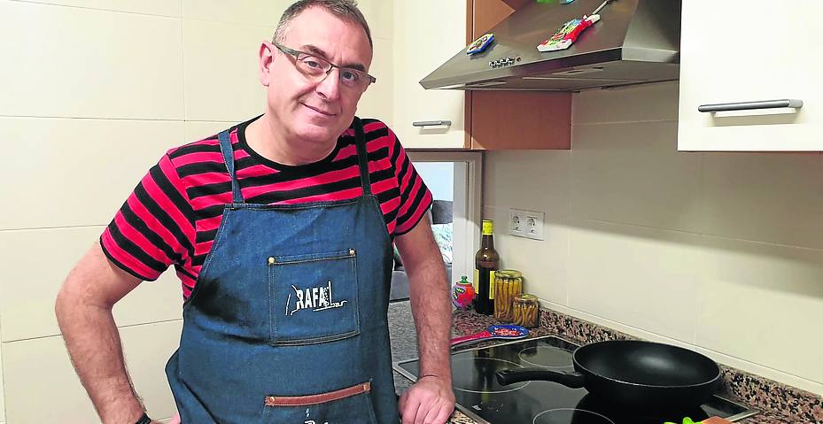 El cocinero Rafa Salas sigue, a través de la cocina, en contacto con sus clientes.