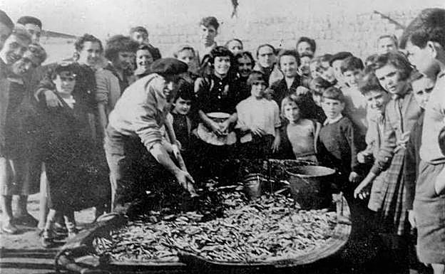 Cogiendo las anchoas con palas, 16 de noviembre de 1957. 