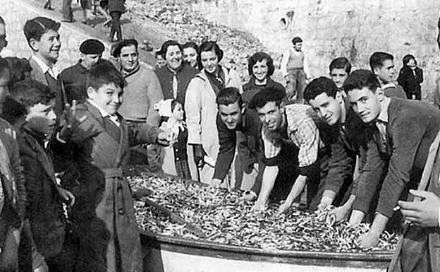 Una barca llena de anchoas en la playa de Ereaga, 16 de noviembre de 1957. 