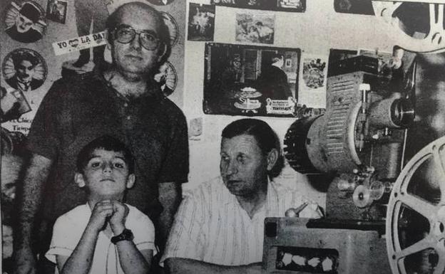 Joaquín Fuentes junto a su padre y su hijo mayor a finales de los años 80 en un cine de Guijuelo (Salamanca).