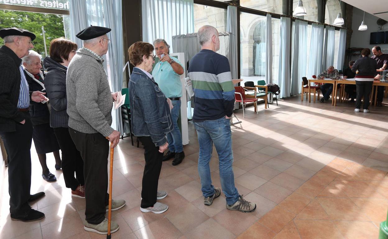 Varios ciudadanos hacen cola para votar en Gernika.