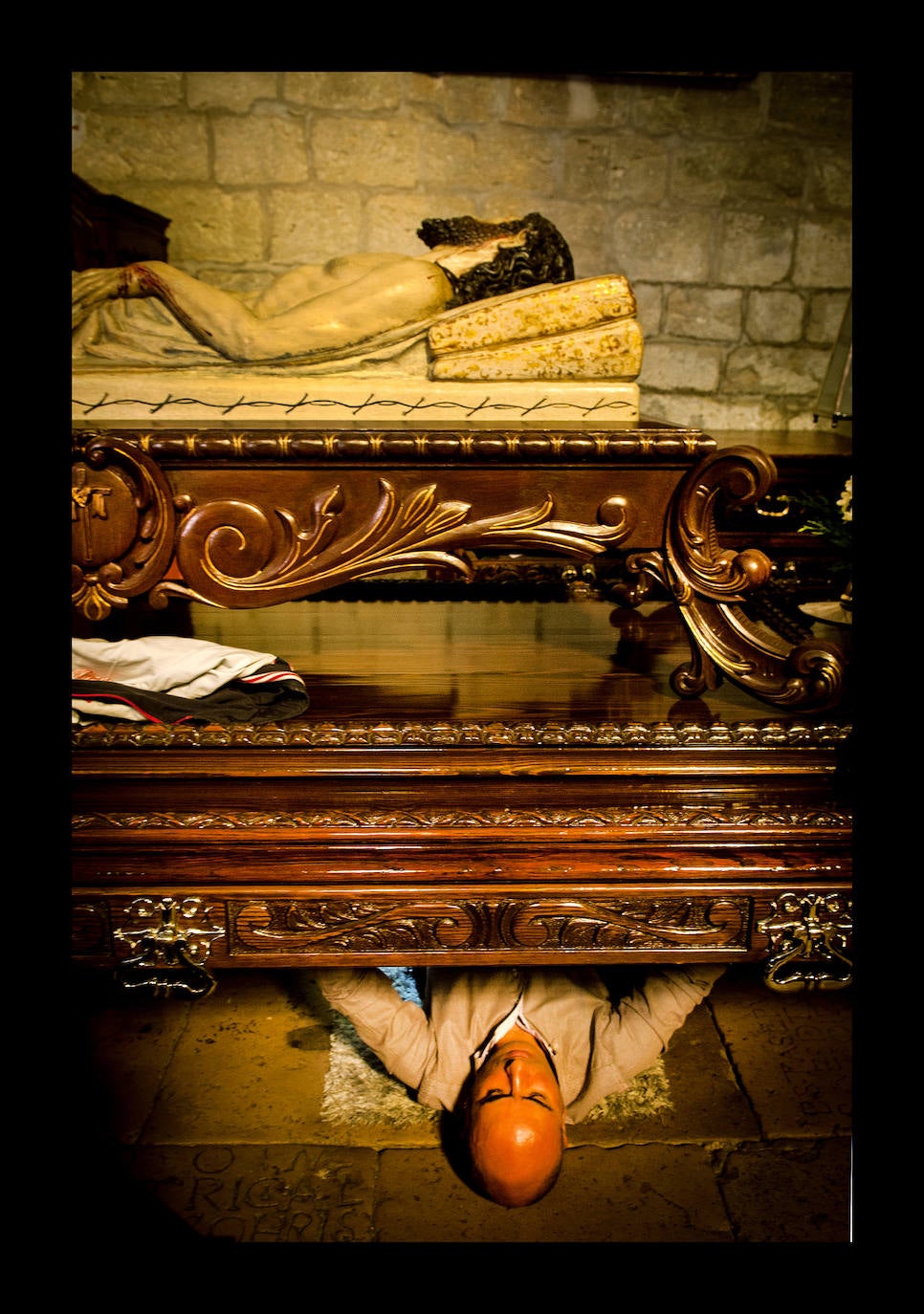 Si hay una fecha marcada en el calendario en Medina de Rioseco, esa es la Semana Santa, donde miles de persona se reúnen para disfrutar de un espectáculo declarado de Interés Turístico Internacional. En la imagen, un vecino inspecciona el paso de la Hermandad del Santo Sepulcro en la Iglesia de Santa María de la Asunción.