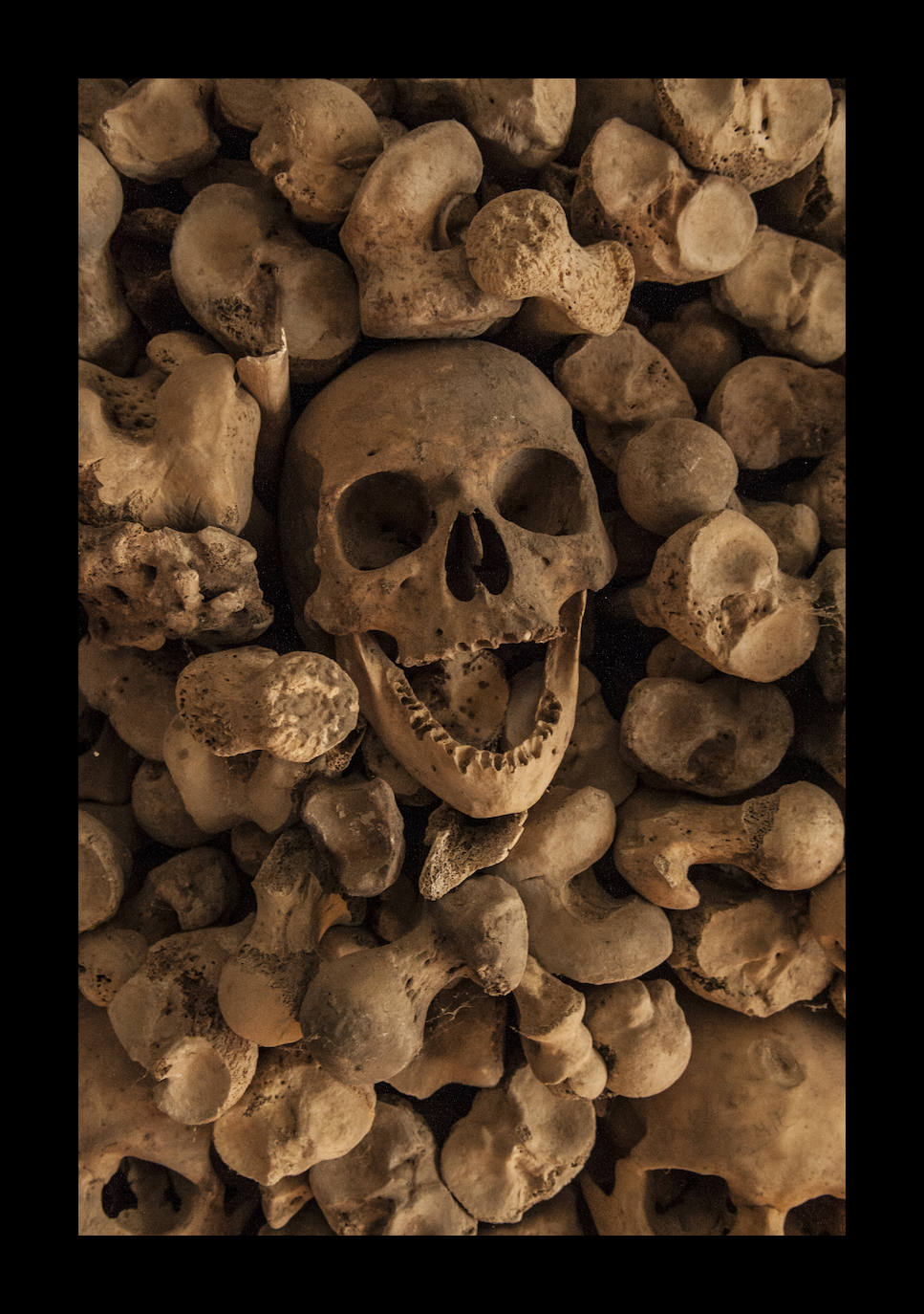 El osario de San Juan ocupa la que se conoce como Capilla de las Almas, una pequeña habitación abovedada donde se conserva una inscripción capaz de helar la sangre en las venas: «Como te ves, yo me vi, como ves, te verás, todo acaba en esto aquí, piénsalo y no pecarás». ¿Cabe un resumen mejor de la temporalidad de la vida, de nuestro efímero paso por ella? Antiguamente, los cristianos tenían prohibida la incineración, así que debían ser enterrados en suelo sagrado, alrededor o dentro de las iglesias, como manera más eficaz de alcanzar el paraíso, algo no siempre posible debido a la falta de espacio.