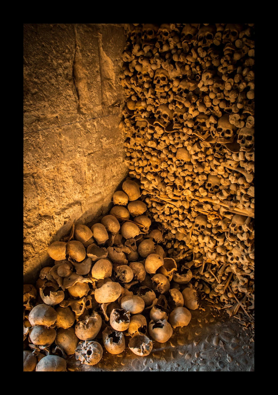 Se calcula que fue en el siglo XVIII cuando, después de cinco siglos acumulando cadáveres, se decidió dar forma a este osario, donde no sólo hay restos de mujeres y hombres, sino también de niños. Era tal la cantidad de restos allí depositados que al término de la Guerra Civil, el científico Gregorio Marañón cargó dos camiones con huesos para llevarlos a Madrid, de manera que los alumnos de anatomía pudieran practicar y de paso datar su origen. Durante años su estado fue tan calamitoso -las humedades provocaron incluso derrumbes-, que se podía ver a los niños del pueblo jugando con los restos por las calles del pueblo.