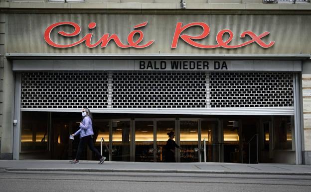 Un cine en Berna (Suiza) con el rótulo «volveremos pronto».