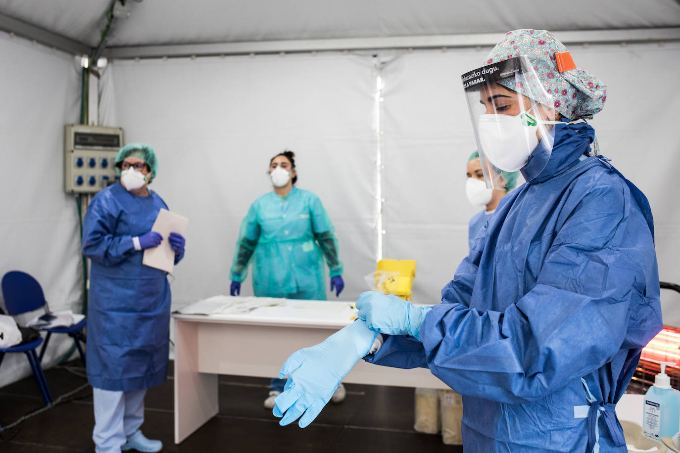 Sanitarios se preparan para hacer test en el hospital de Basurto.