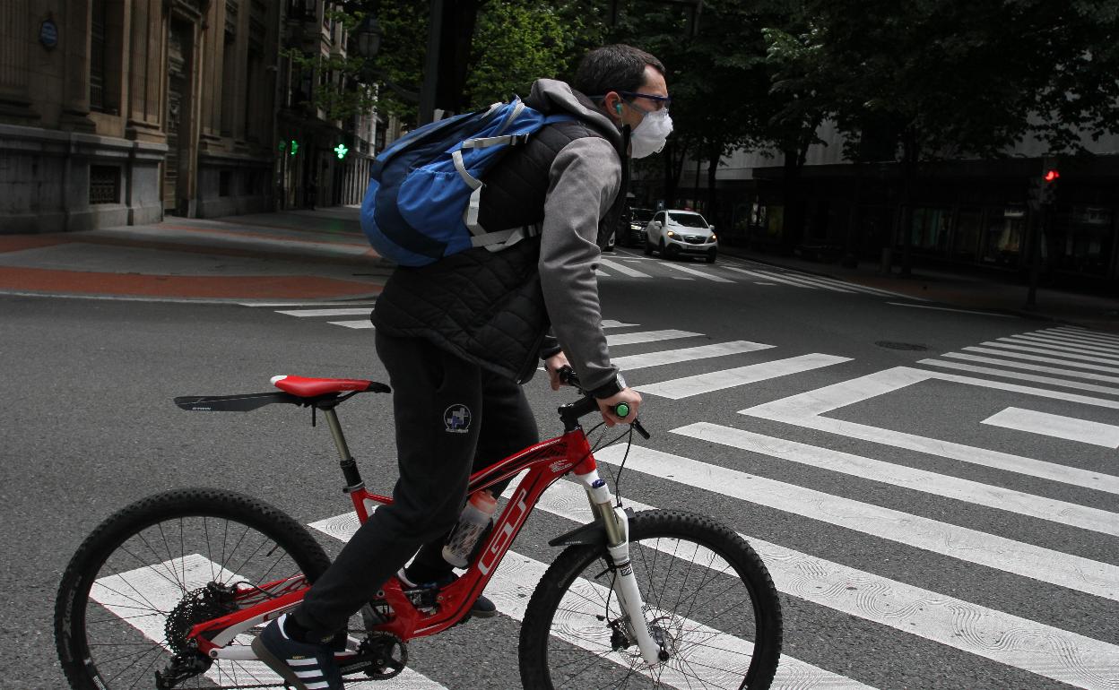 Un joven en bicicleta por Bilbao.