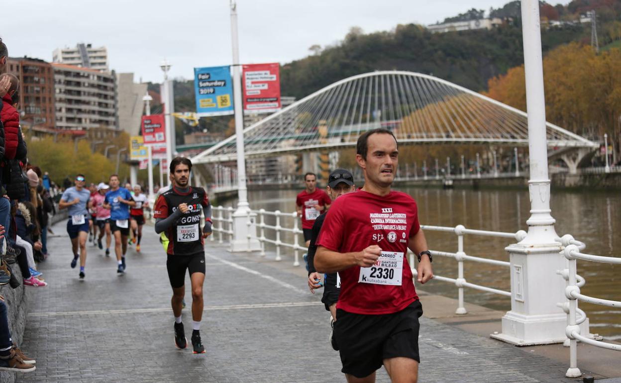 Un participante de la Santurce a Bilbao llega a meta en Uribitarte