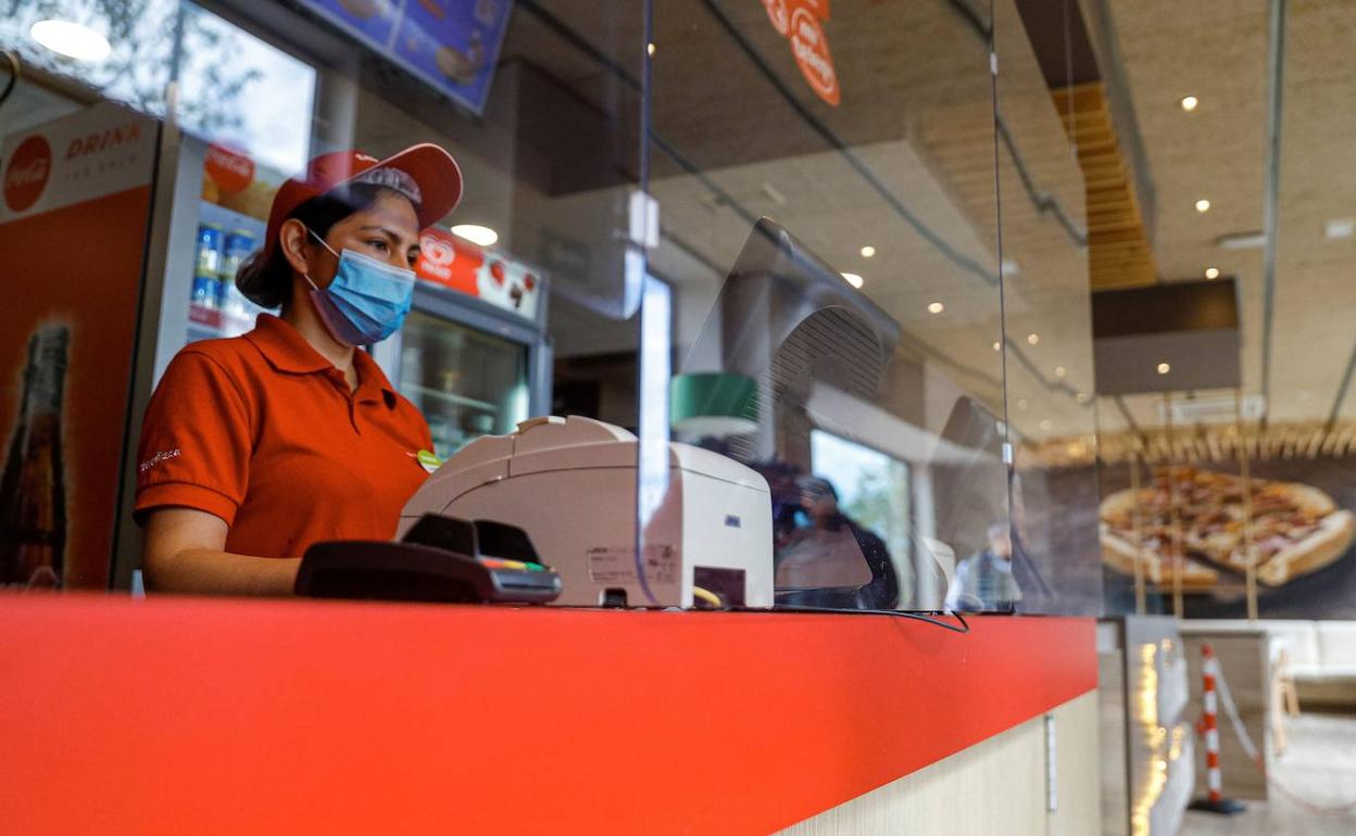 Una mampara, otro bien escaso