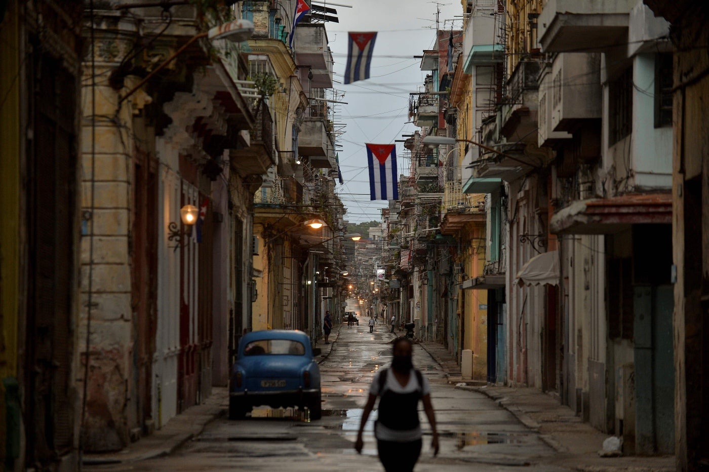 Banderas cubanas en una calle de La Habana. El gobierno cubano suspendió la celebración de la mayor marcha anual en la isla, debido a la pandemia de Covid-19, instando a los ciudadanos a quedarse en casa. 