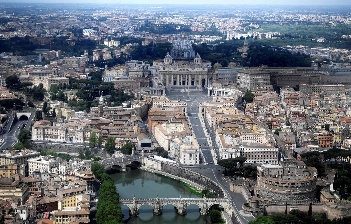 Vista aérea de la desierta plaza de San Pedro en el Vaticano, a lo largo del río Tíber en Roma, durante el cierre del país destinado a frenar la propagación del COVID-19 