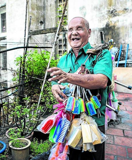 Imagen - Chau vende cepillos en un mercado de Saigón. 