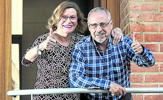 Arantza Areitio y Josean Izquierdo. Al fin podrán salir a caminar juntos, calculando el kilómetro de distancia «con una 'app' del móvil».