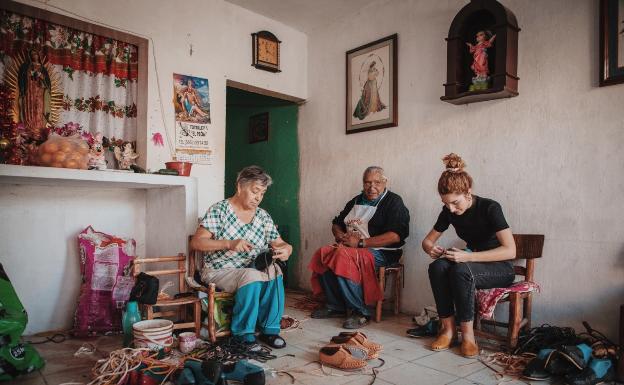 Una familia dedicada a los huaraches junto a Jess. 