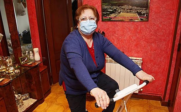 Teresa Porras. Vecina de Abetxuko, celebró ayer su 70 cumpleaños sin dejar de pedalear para rehabilitar su rodilla operada el pasado otoño.