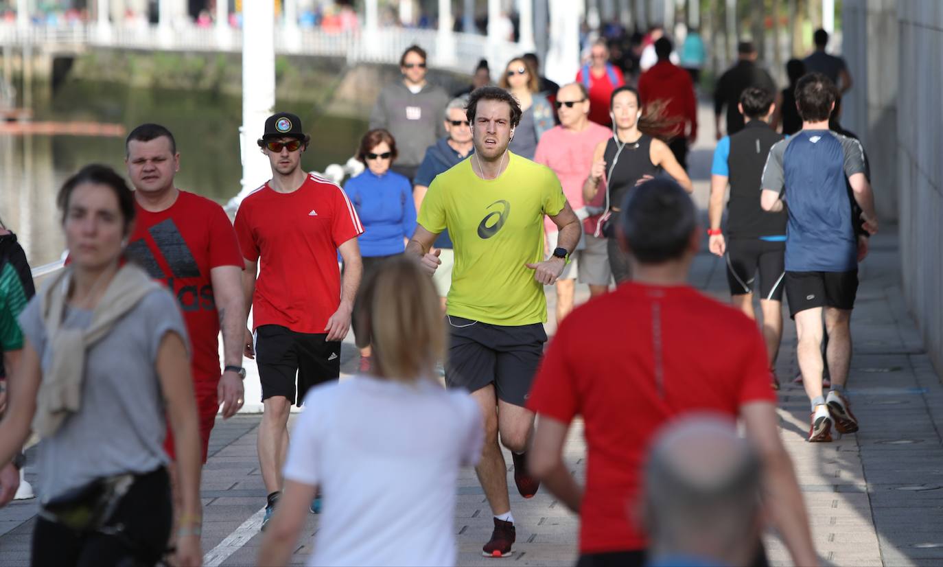 Correr, pasear... Bilbao cobra vida.