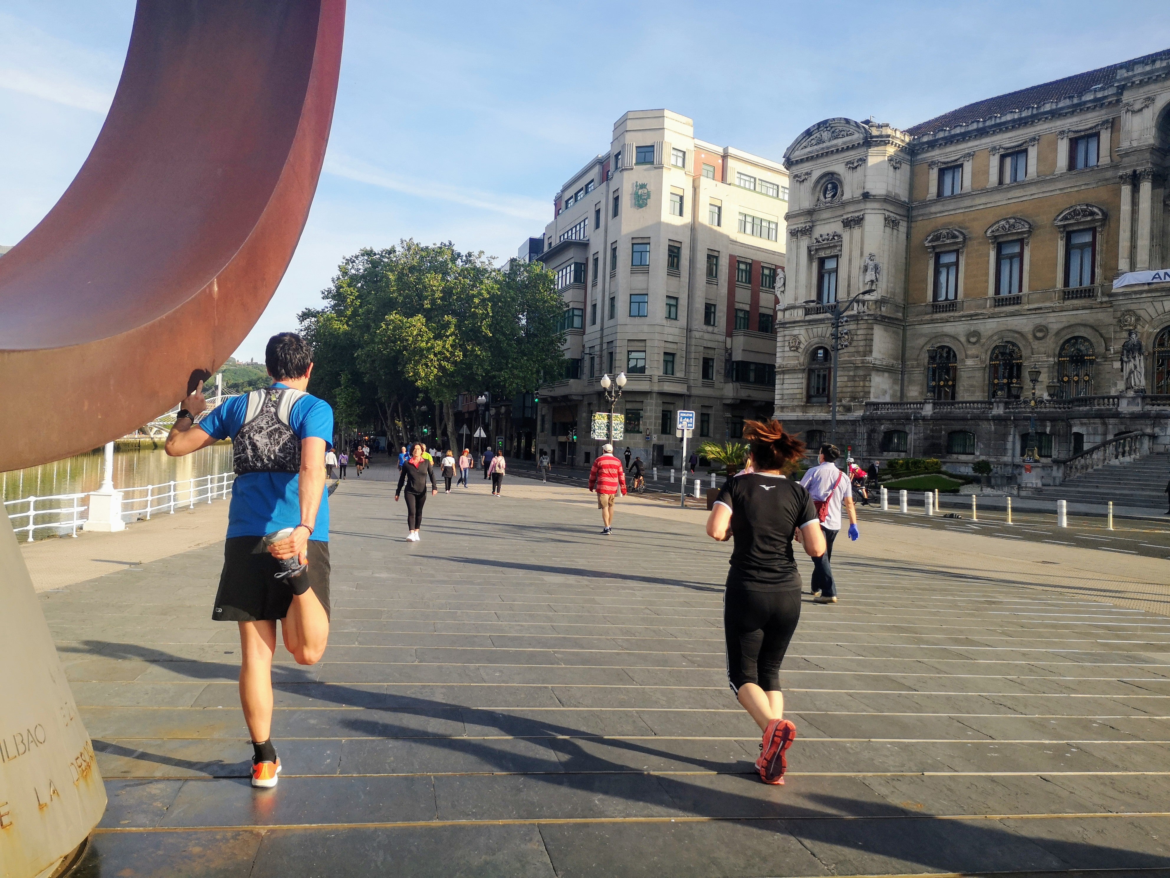 Hay que calentar los músculos para evitar lesiones, al lado del Ayuntamiento de Bilbao.