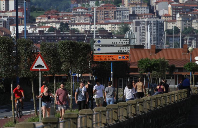 Gente caminando en Bilbao.