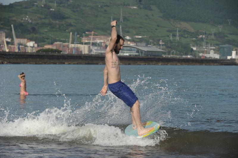 Los surfistas han regresado al agua