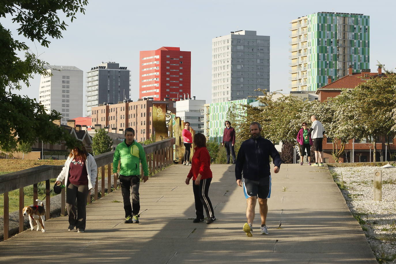 Fotos: Paseos y deporte al sol en Vitoria en el primer primer domingo de desescalada