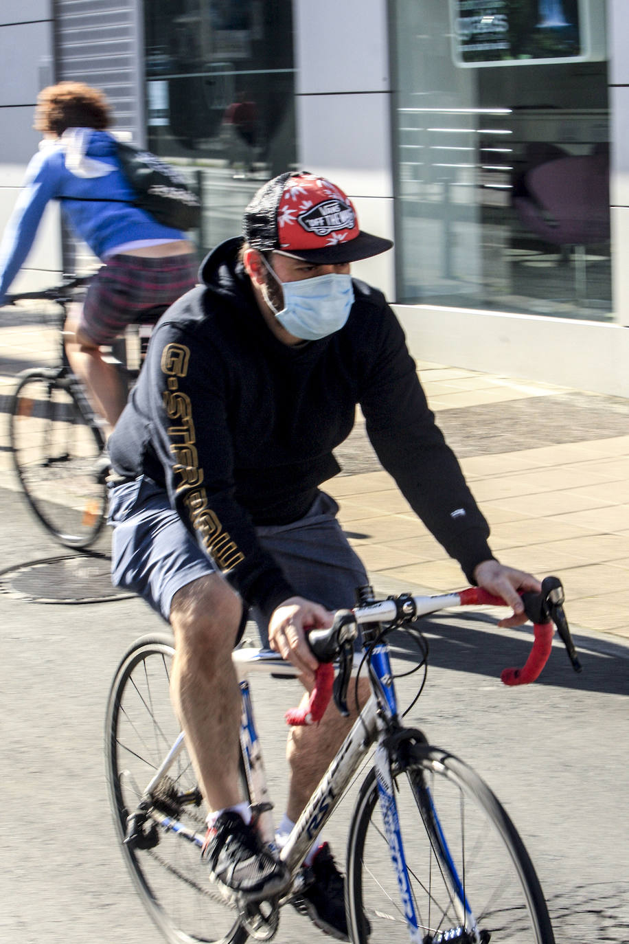 Fotos: Paseos y deporte al sol en Vitoria en el primer primer domingo de desescalada