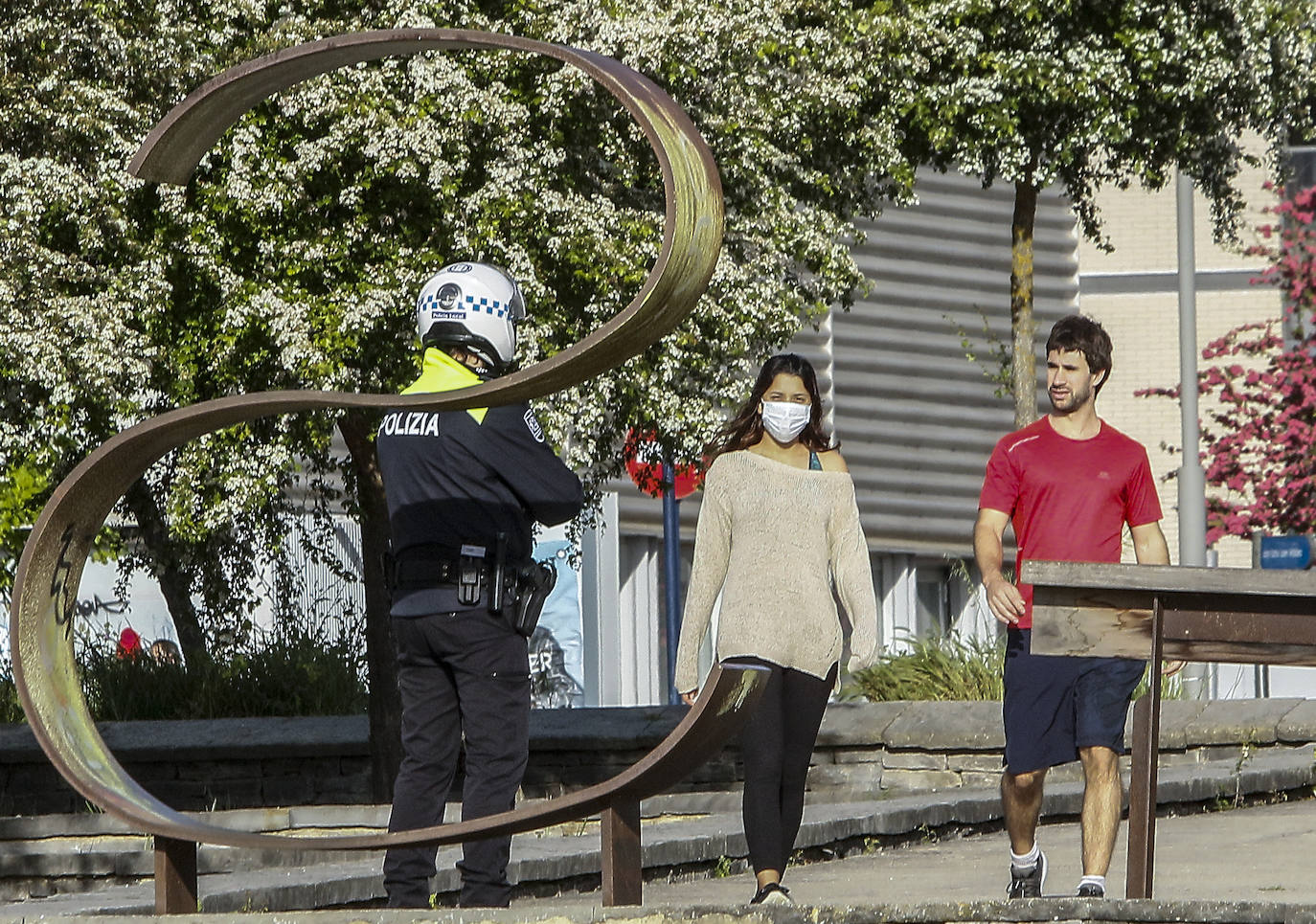 Fotos: Paseos y deporte al sol en Vitoria en el primer primer domingo de desescalada